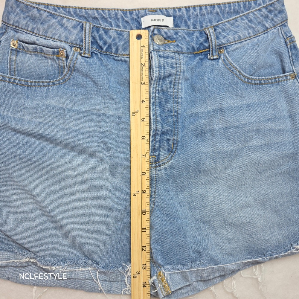 Forever 21 Womens High Waisted Denim Shorts Light Wash Frayed Hem Size 31 0225 - Picture 2 of 6